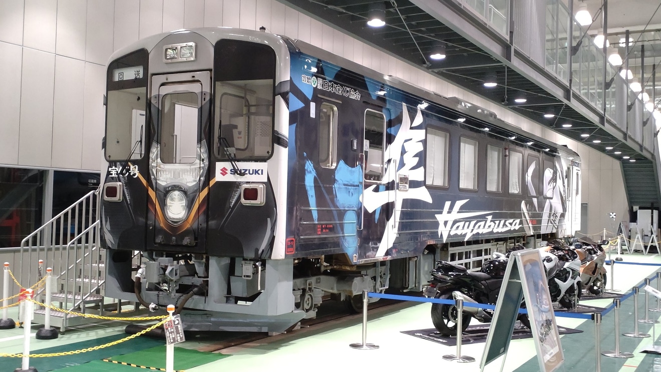 【JR西】京都鉄博で若桜鉄道「隼ラッピング列車」展示の拡大写真