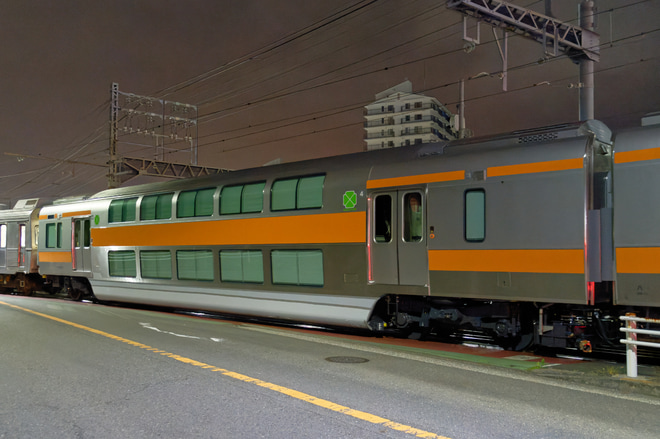 【JR東】E233系0番台中央快速線向けグリーン車 J-TREC出場を総合車両製作所横浜事業所付近で撮影した写真