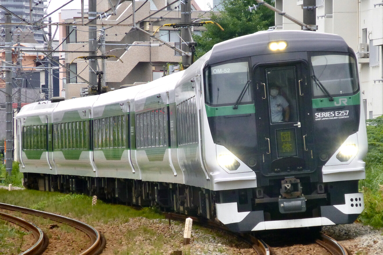 【JR東】E257系5500番台を使用した団体臨時列車運転の拡大写真