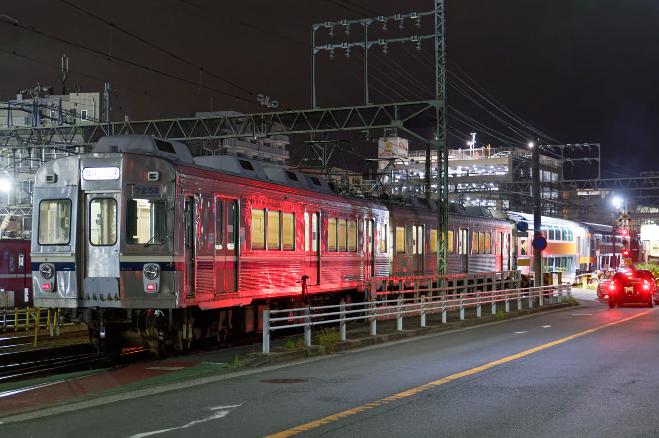【JR東】E233系0番台中央快速線向けグリーン車 J-TREC出場の拡大写真