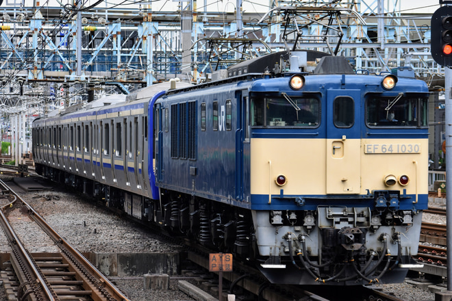 【JR東】E235系 J-16編成配給輸送を横浜駅で撮影した写真