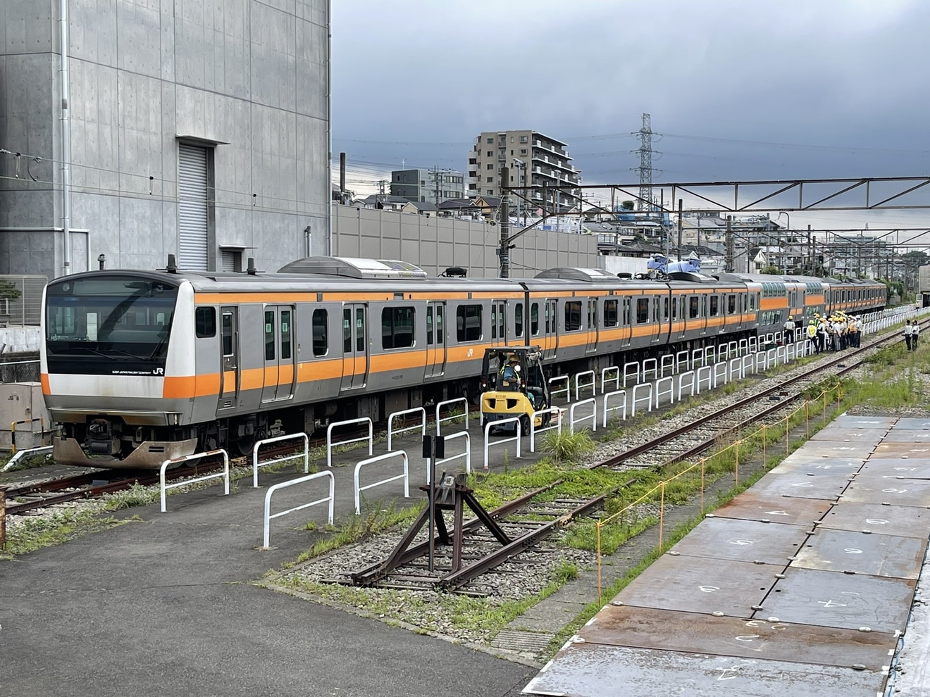 【JR東】E233系H57編成がグリーン車連結作業中の拡大写真