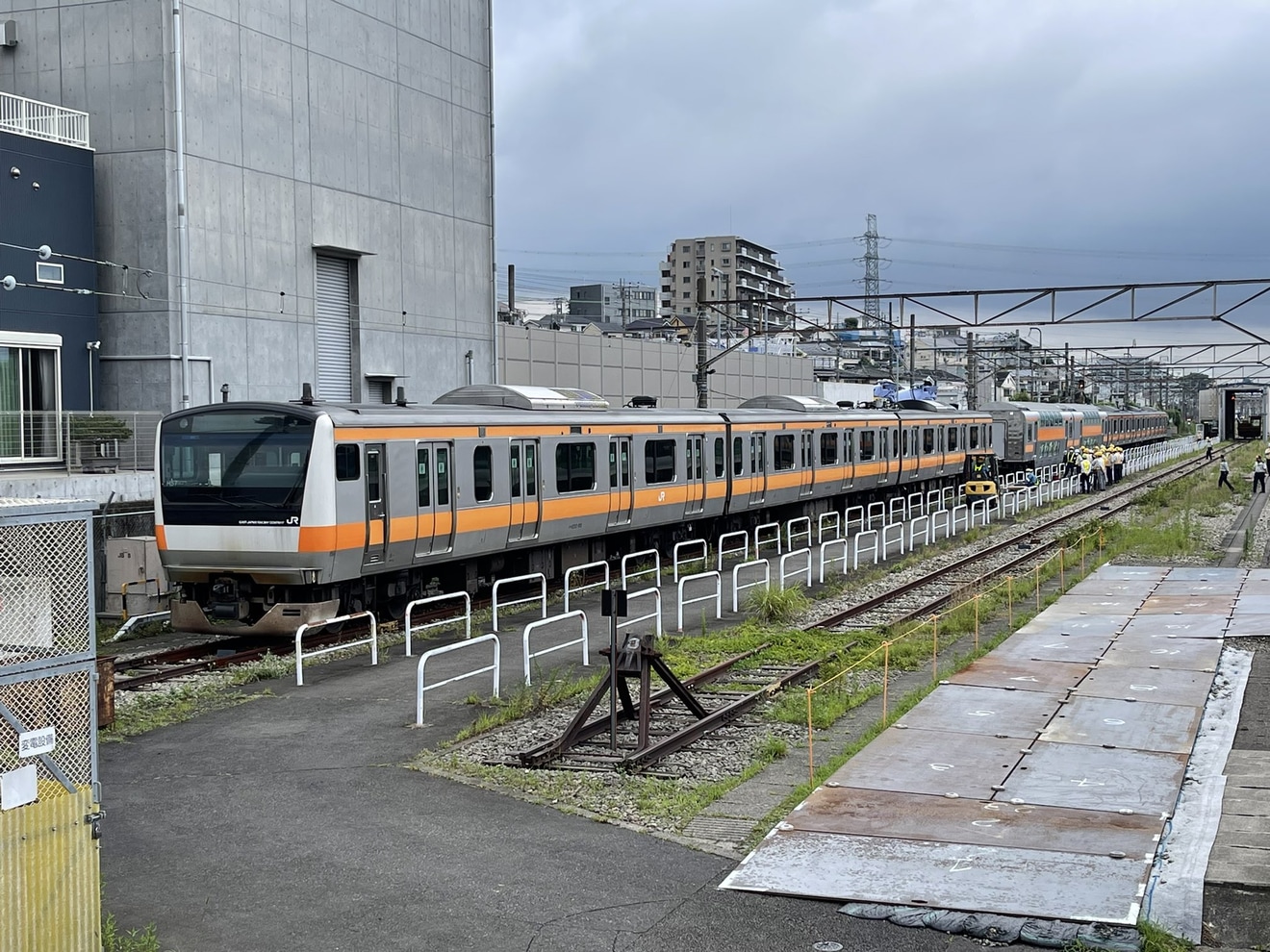 【JR東】E233系H57編成がグリーン車連結作業中の拡大写真