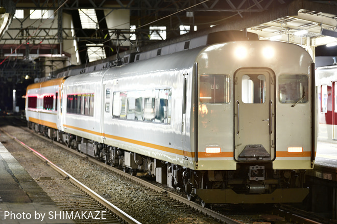 【近鉄】21000系UB01返却回送を塩浜駅で撮影した写真