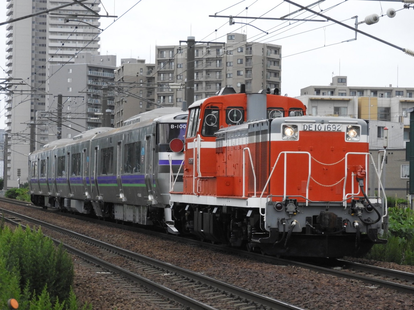 【JR北】DE10-1692牽引で733系B-1001編成が札幌運転所への拡大写真