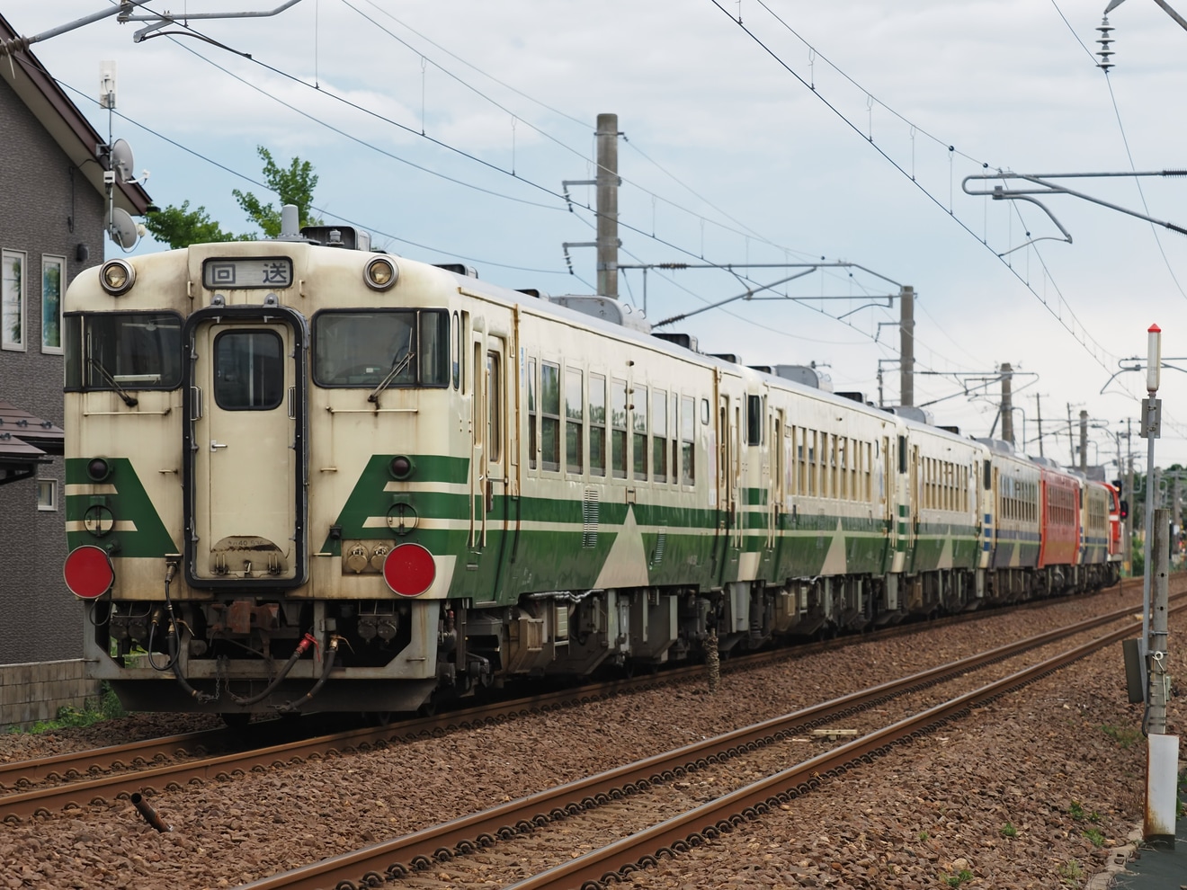 【JR東】キハ40系列6両が東能代から秋田総合車両センターへ配給輸送の拡大写真