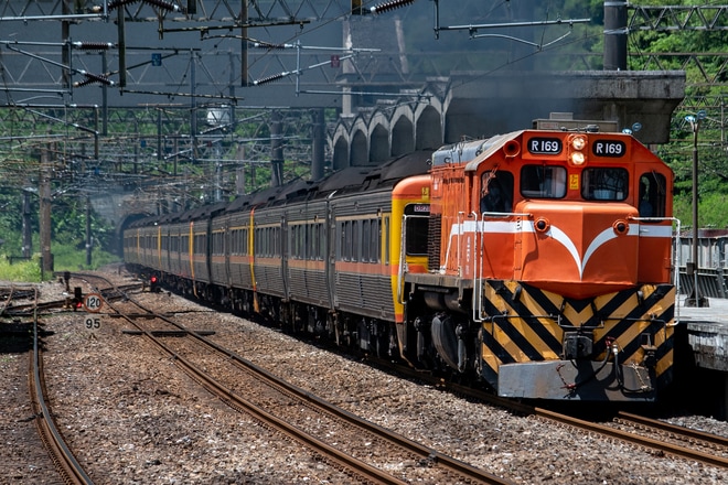 【台鐵】DR2800型15両が廃車回送を永樂駅で撮影した写真