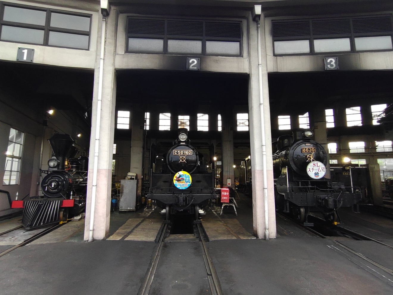 【JR西】SLスチーム号「きかんしゃトーマスとなかまたち in 京都鉄道博物館」ヘッドマークを取り付けの拡大写真