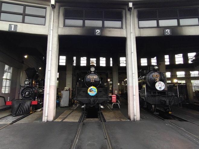 【JR西】SLスチーム号「きかんしゃトーマスとなかまたち in 京都鉄道博物館」ヘッドマークを取り付けを京都鉄道博物館で撮影した写真