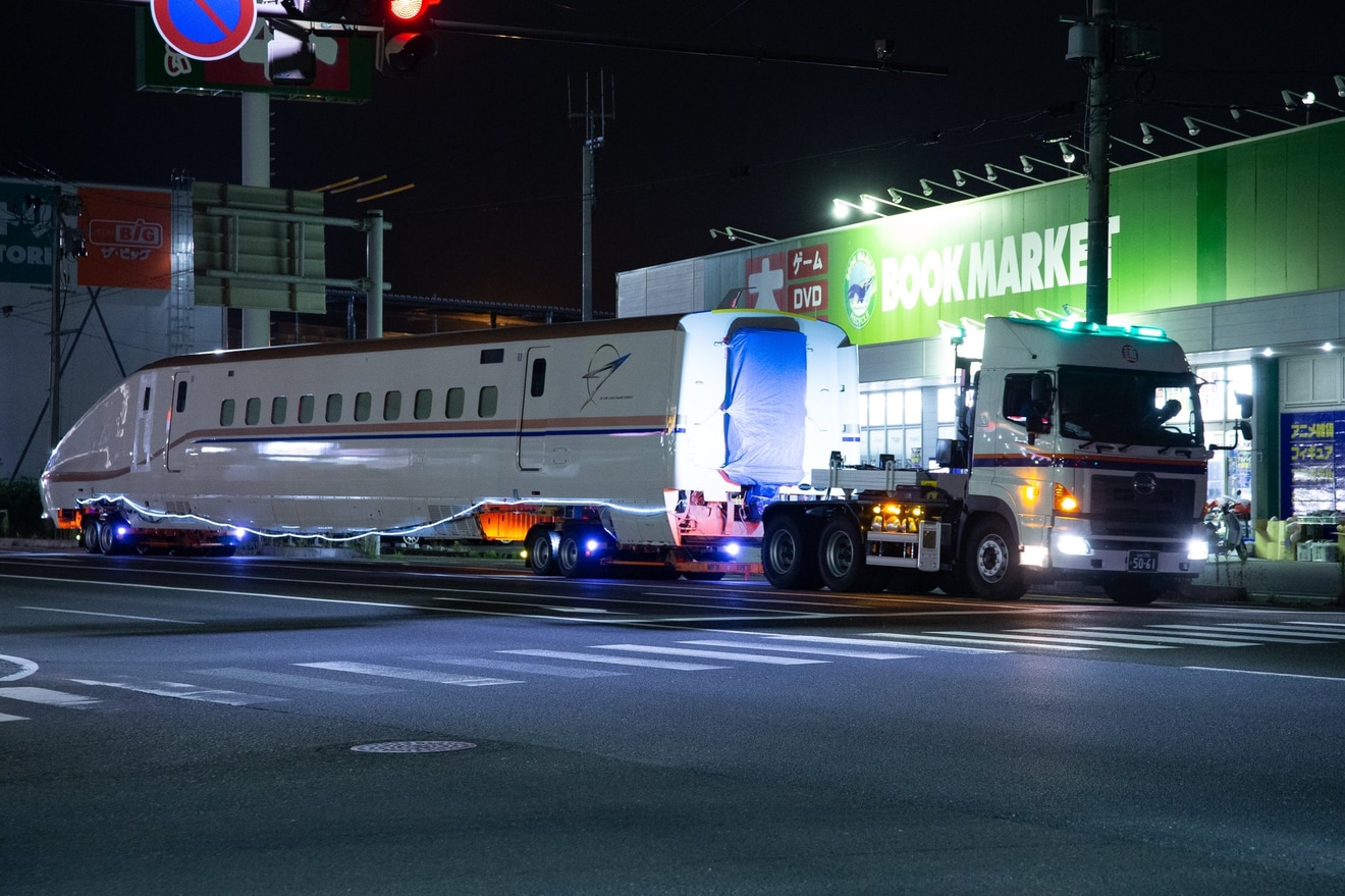 【JR東】E7系F37編成新幹線総合車両センターへ搬入・陸送の拡大写真