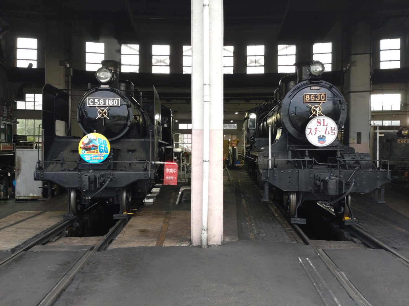 【JR西】SLスチーム号「きかんしゃトーマスとなかまたち in 京都鉄道博物館」ヘッドマークを取り付けの拡大写真