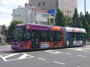 【岡電】「桃太郎電鉄ラッピング路面電車」運行開始