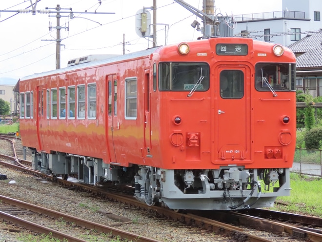 【JR西】キハ47-1011後藤総合車両所出場回送を江原駅で撮影した写真