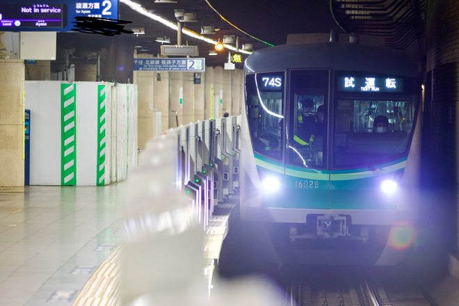 【メトロ】16000系16128F綾瀬工場出場試運転を湯島駅で撮影した写真
