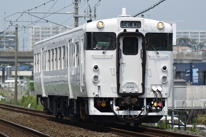 【JR九】キハ47-8076が白一色で小倉総合車両センター出場を不明で撮影した写真