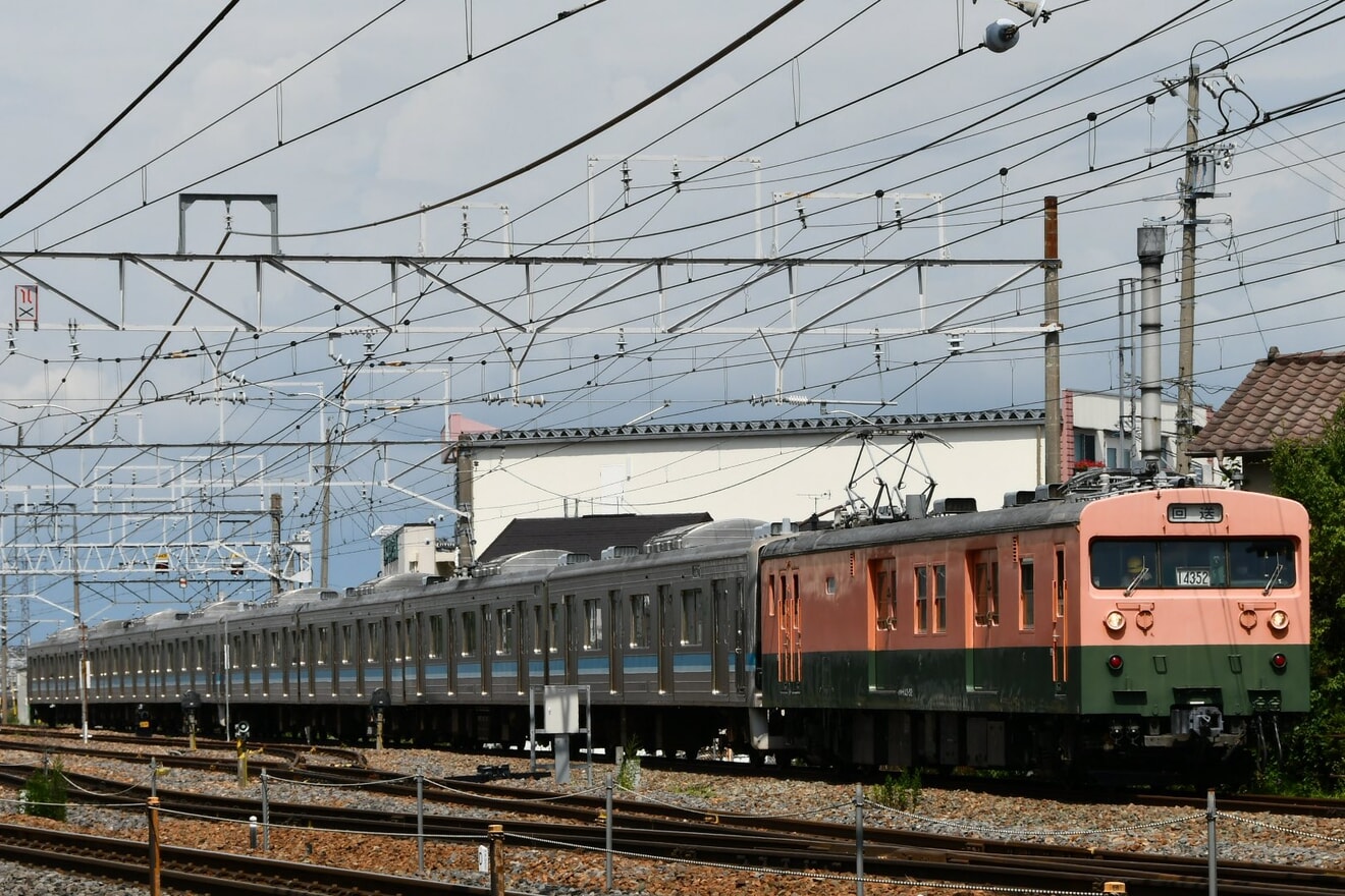 【JR東】長野総合車両センターにて205系R6/R9編成がクモヤに牽引され移動の拡大写真