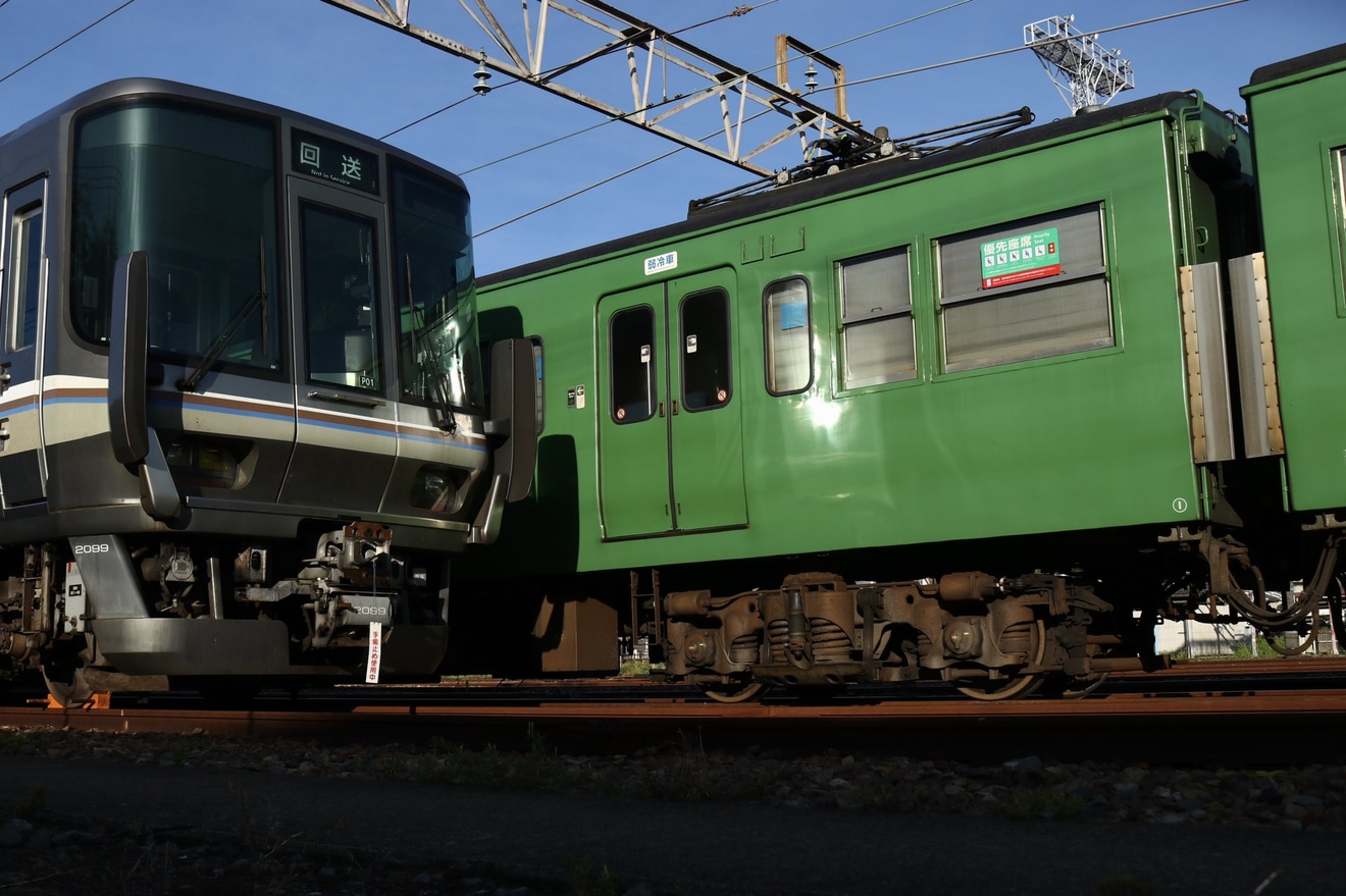【JR西】京都支所所属の223系P01編成のパンタグラフのホーンへ色が塗られるの拡大写真