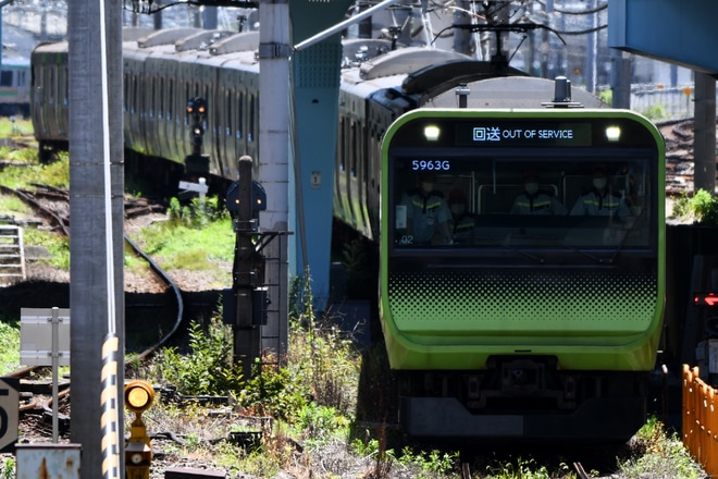 【JR東】E235系トウ02編成東京総合車両センター出場回送を大崎駅で撮影した写真