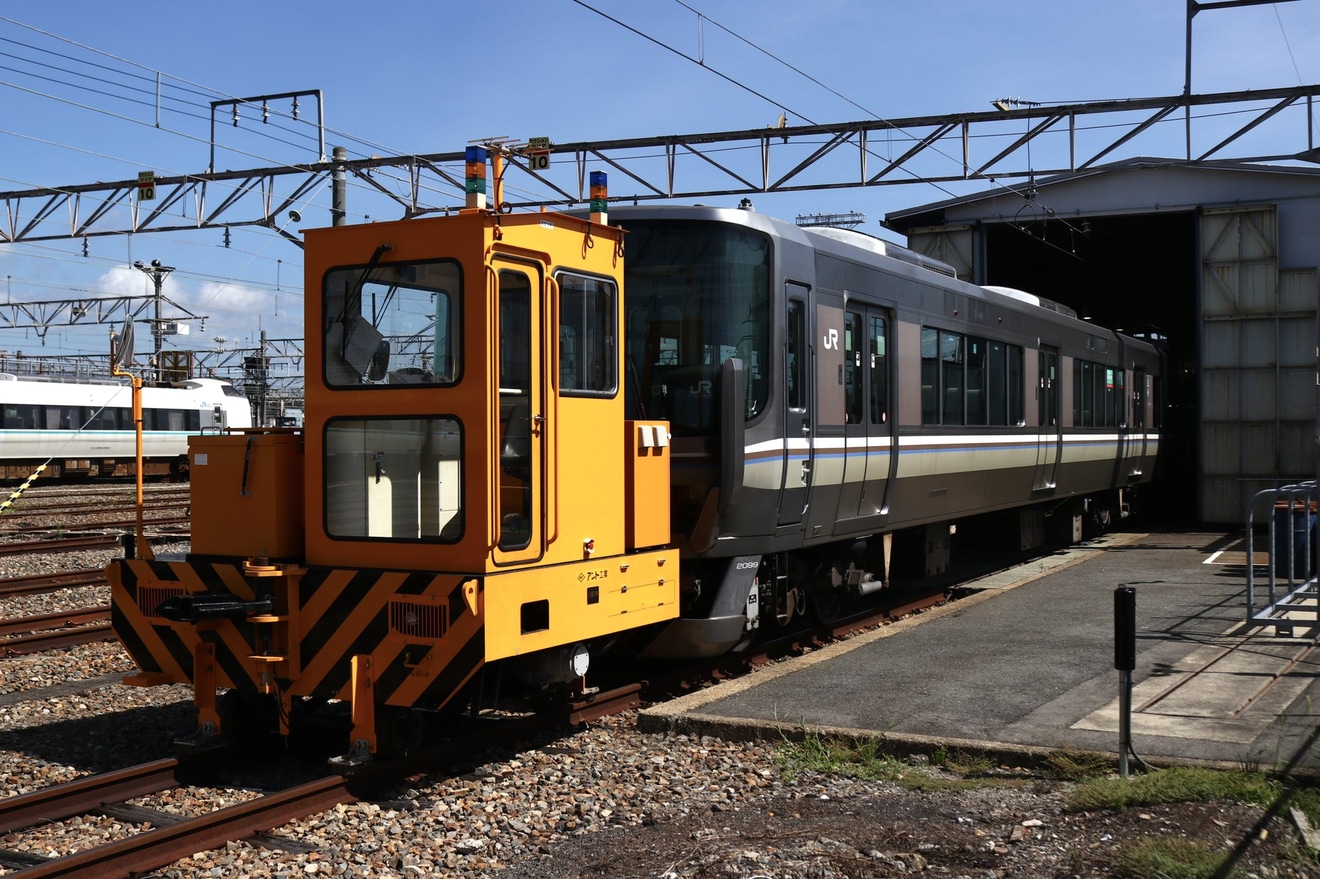 【JR西】京都支所所属の223系P01編成のパンタグラフのホーンへ色が塗られるの拡大写真