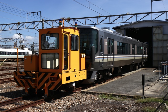 【JR西】京都支所所属の223系P01編成のパンタグラフのホーンへ色が塗られる