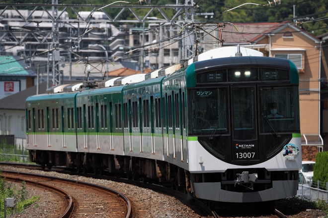 【京阪】13000系13007Fに「京阪電車×響け!ユーフォニアム2022」HMが掲出