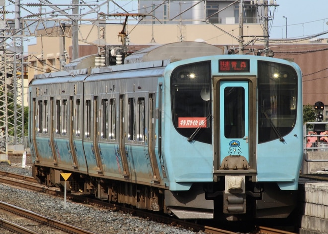 【青い森】ねぶたライナー運転を八戸駅で撮影した写真