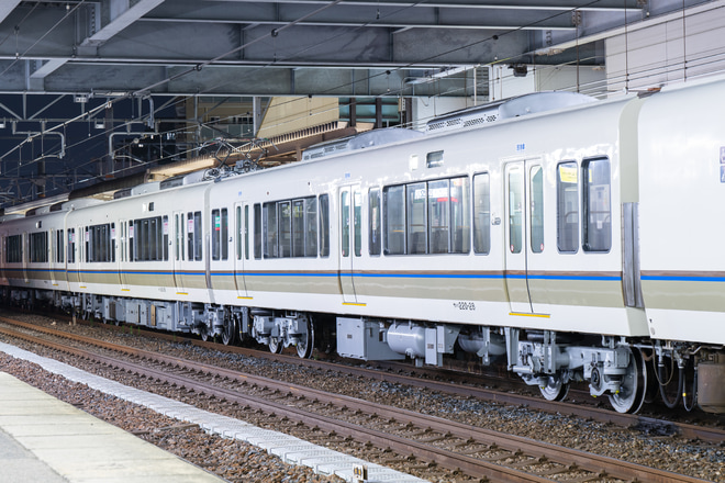【JR西】221系NC617編成吹田総合車両所出場回送を柏原駅で撮影した写真