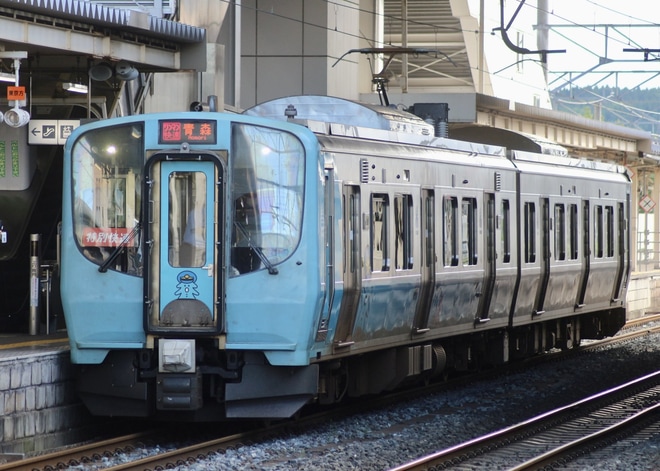 【青い森】ねぶたライナー運転を八戸駅で撮影した写真