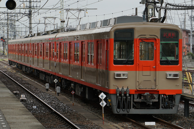 【東武】8000系81107F(ツートンカラー) 南栗橋工場出場を新栃木駅で撮影した写真