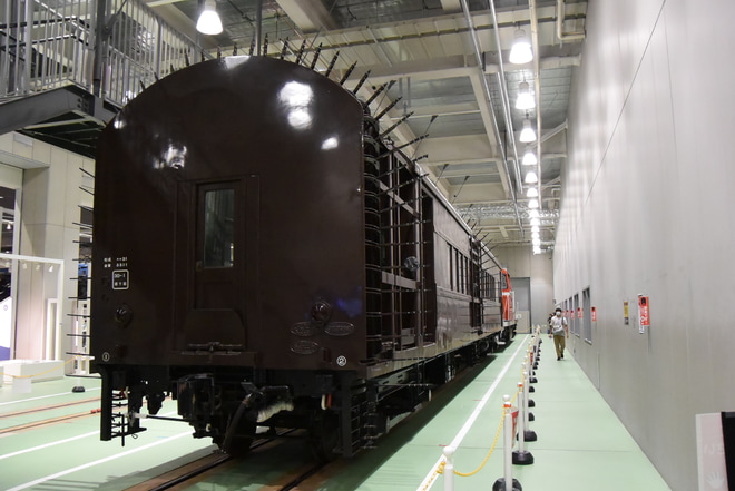 【JR西】DE10-1118とオヤ31-31が連結された姿で展示を京都鉄道博物館で撮影した写真