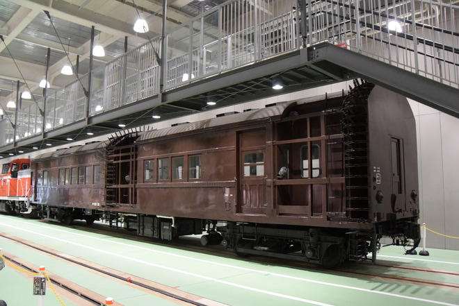 【JR西】DE10-1118とオヤ31-31が連結された姿で展示を京都鉄道博物館で撮影した写真