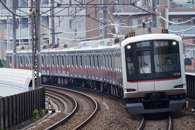 【東急】5080系5185Fが8両編成となり試運転を青葉台駅で撮影した写真