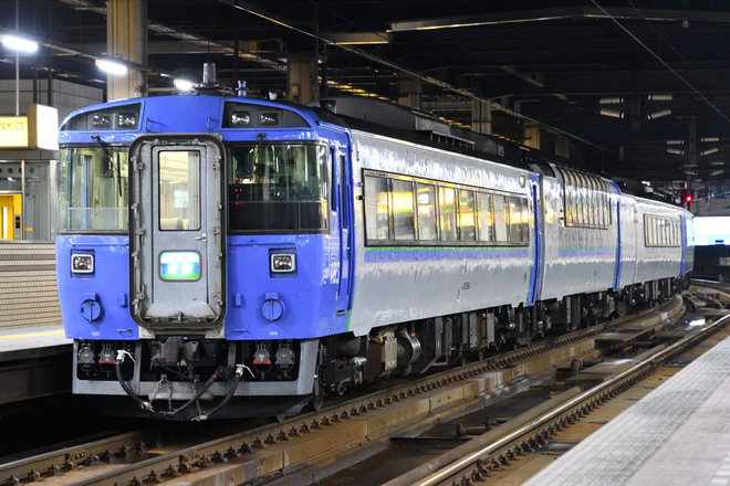 【JR北】故障したキロ182-505含めたキハ183系4両が大雪表示で札幌エリアへ返却回送を札幌駅で撮影した写真