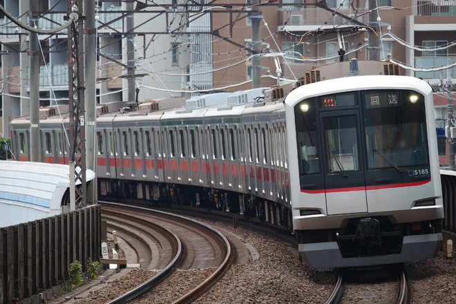 【東急】5080系5185F返却回送を青葉台駅で撮影した写真