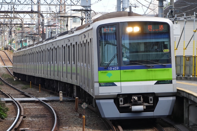 【都営】10-300形10-420F廃車回送を下高井戸駅で撮影した写真
