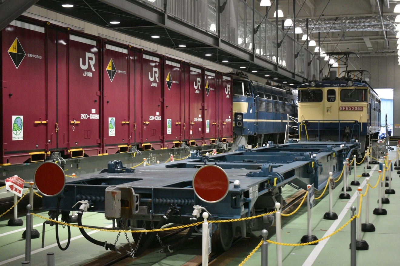 【JR西】「JR貨物の電気機関車とコンテナ貨車の特別展示」でEF66-27、EF65-2085などが展示の拡大写真