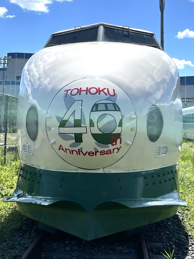 【JR東】東北新幹線40周年ヘッドマークが200系に取り付けを新幹線総合車両センターで撮影した写真