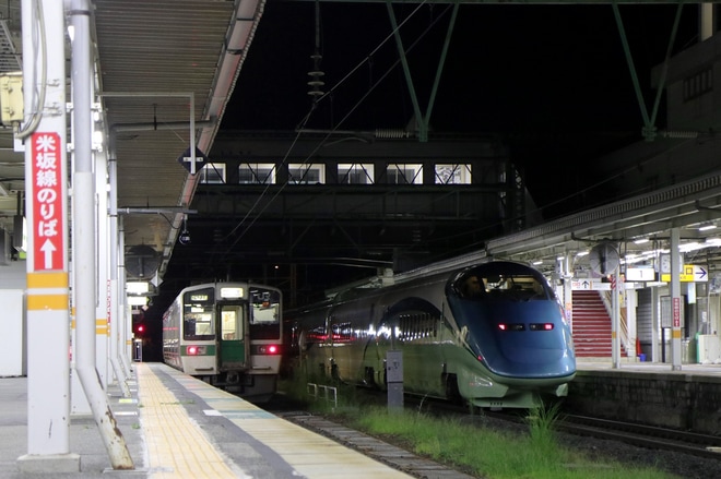 【JR東】E3系R18編成「とれいゆつばさ」廃車回送を米沢駅で撮影した写真