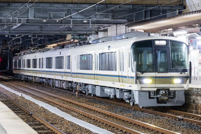 【JR西】221系NA421編成 吹田総合車両所出場回送を柏原駅で撮影した写真