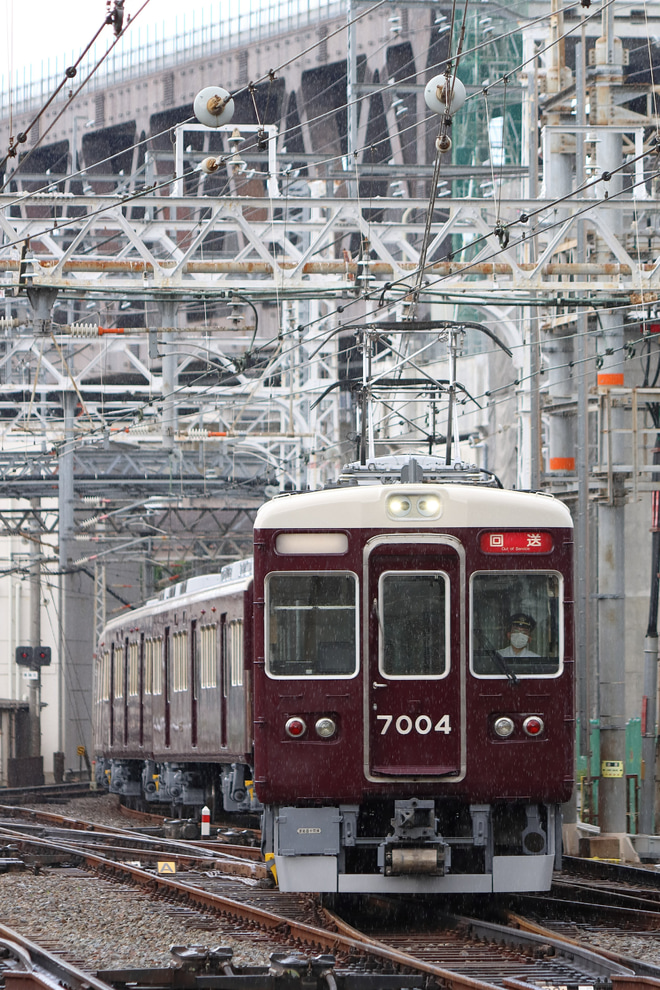 【阪急】7000系7004F 正雀工場出場回送を淡路駅で撮影した写真