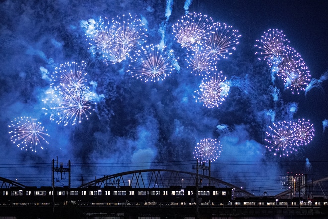 【阪急】なにわ淀川花火大会に伴う臨時列車運転及び「花火大会と阪急電車のコラボも」を不明で撮影した写真