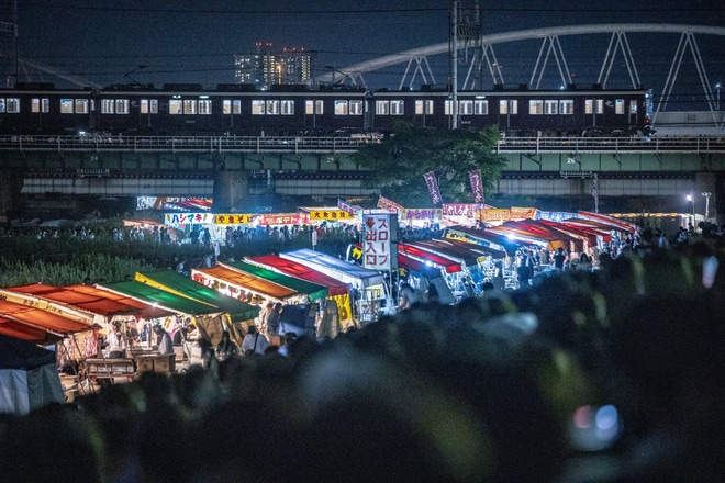 【阪急】なにわ淀川花火大会に伴う臨時列車運転及び「花火大会と阪急電車のコラボも」を不明で撮影した写真