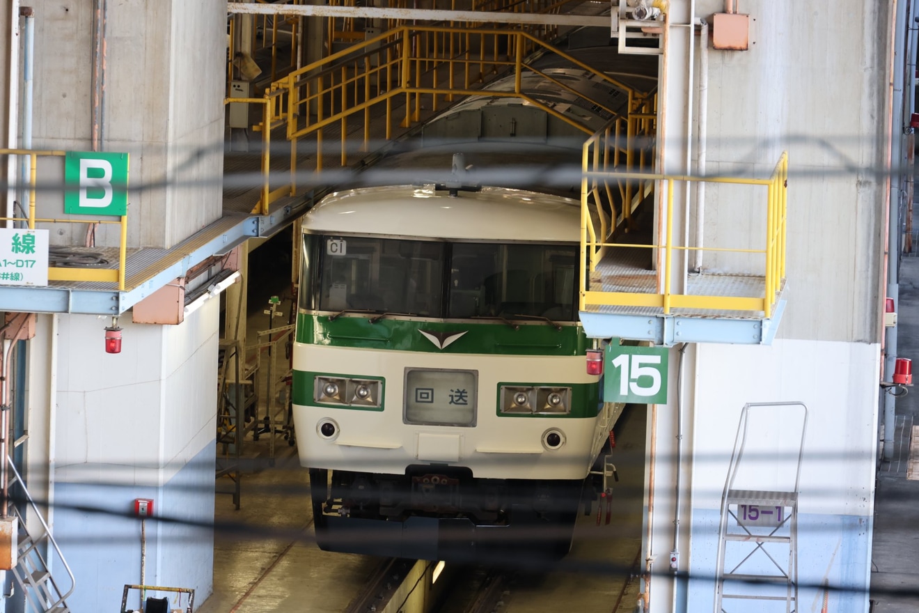 【JR東】185系C1編成が「新幹線リレー号」運転当時の塗装にの拡大写真