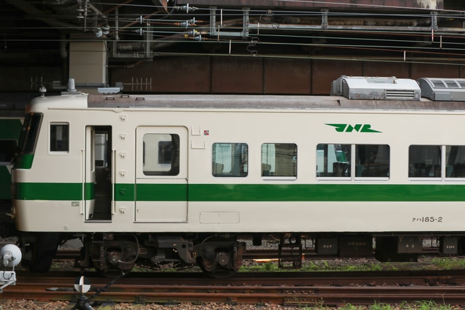 【JR東】185系C1編成が「新幹線リレー号」運転当時の塗装で構内入換を実施
