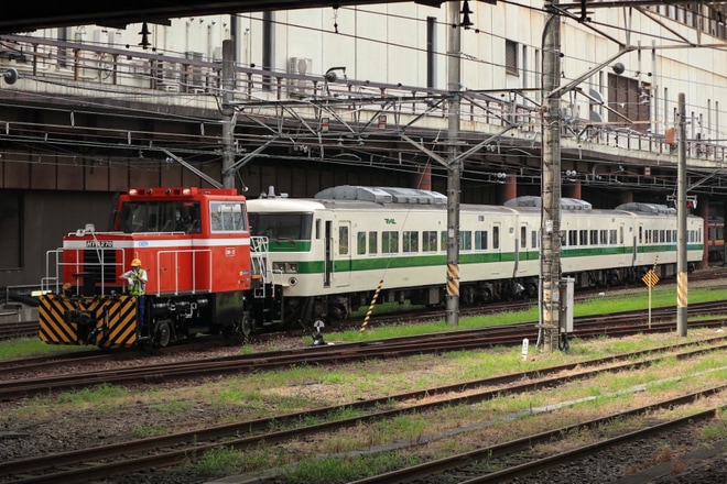 【JR東】185系C1編成が「新幹線リレー号」運転当時の塗装で構内入換を実施
