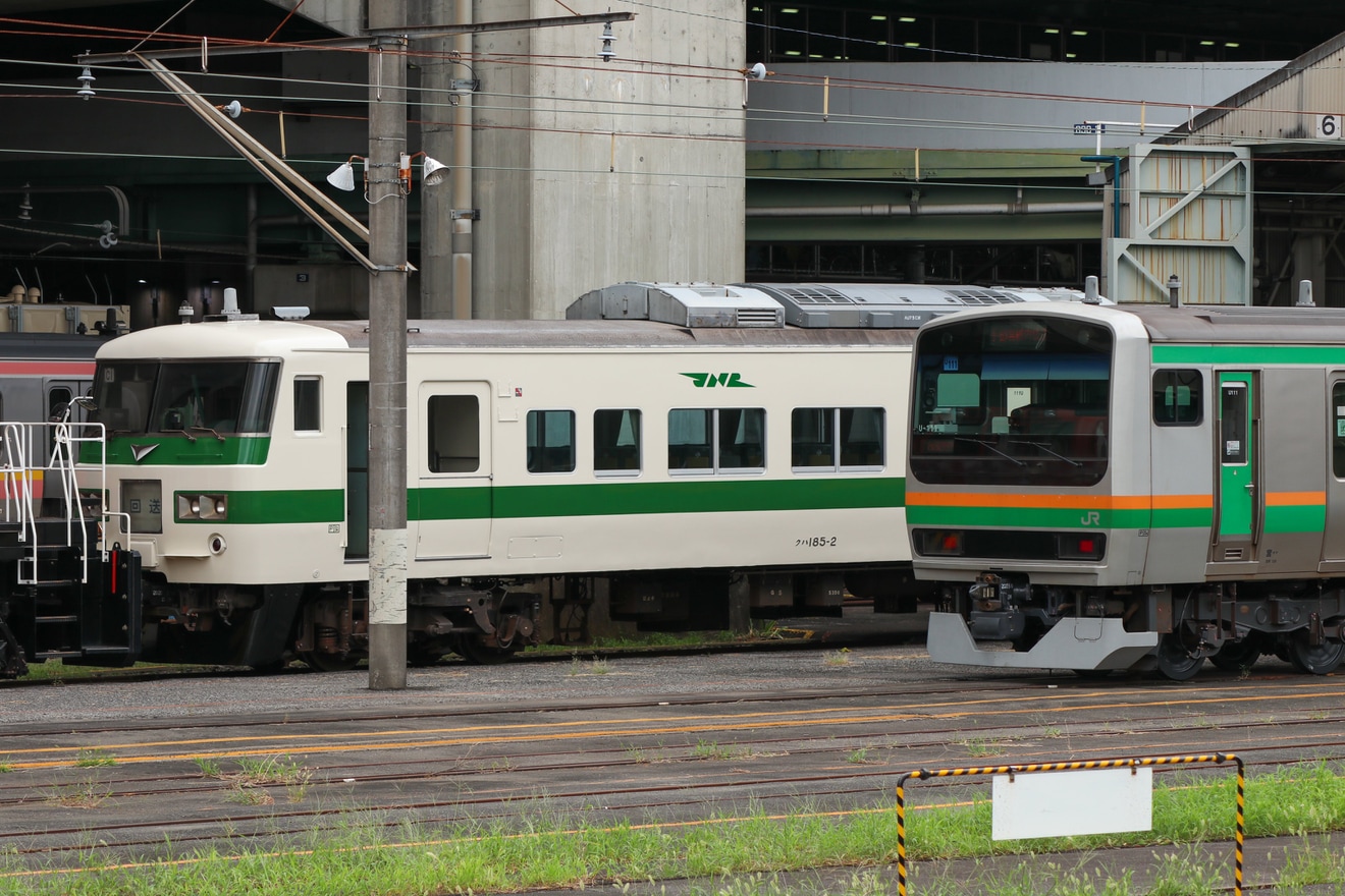【JR東】185系C1編成が「新幹線リレー号」運転当時の塗装で構内入換を実施の拡大写真