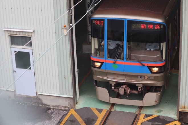 【都営】6300形6331Fが「90T  各停　新横浜」の表示で目撃を志村車両検修場付近で撮影した写真