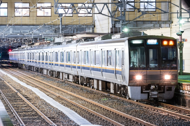 【JR西】207系H6+S30編成 直通快速の運転打ち切りによる臨時回送を柏原駅で撮影した写真