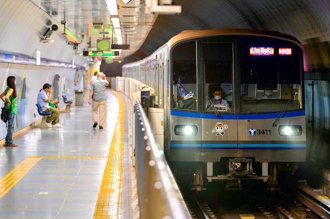 【横市交】3000形3411F使用による乗務員試験列車を高島町駅で撮影した写真