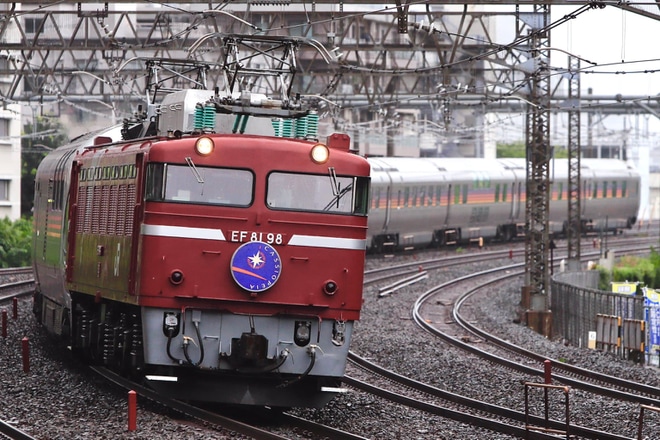 【JR東】EF81−98牽引青森行きカシオペア紀行運転を川口駅で撮影した写真